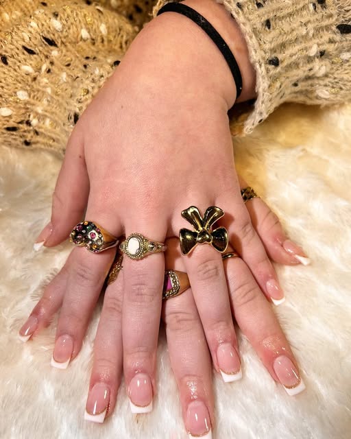 Lange french, nude met witte tip en gouden glitterlijn