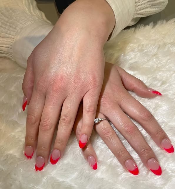 Nude nagels met magenta tip