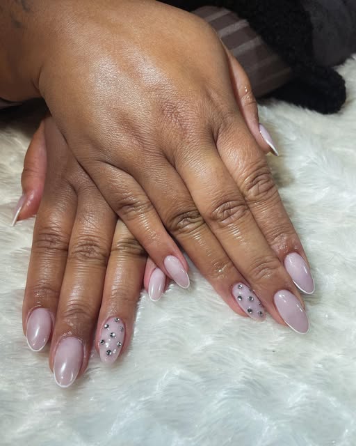 Nude almond, dunne french, steentjes