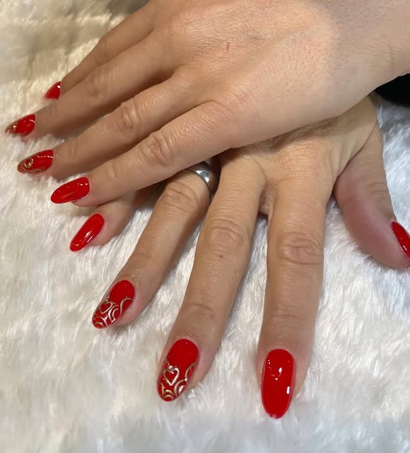 Rode nagels met gouden swirl